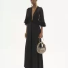 Abito lungo con scollo a V in crêpe satin Abito lungo con scollo a V in crêpe satin