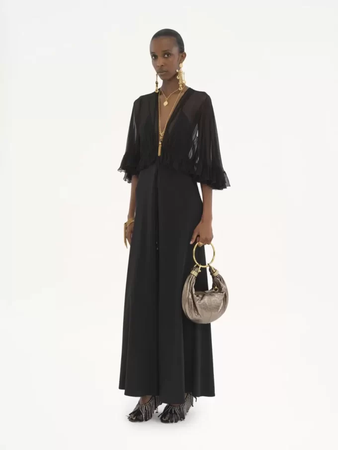 Abito lungo con scollo a V in crêpe satin Abito lungo con scollo a V in crêpe satin