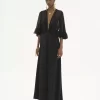 Abito lungo con scollo a V in crêpe satin Abito lungo con scollo a V in crêpe satin