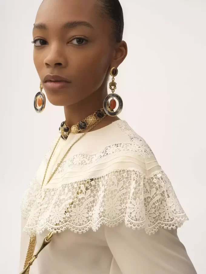 Blusa arricciata in crêpe de chine e pizzo Blusa arricciata in crêpe de chine e pizzo