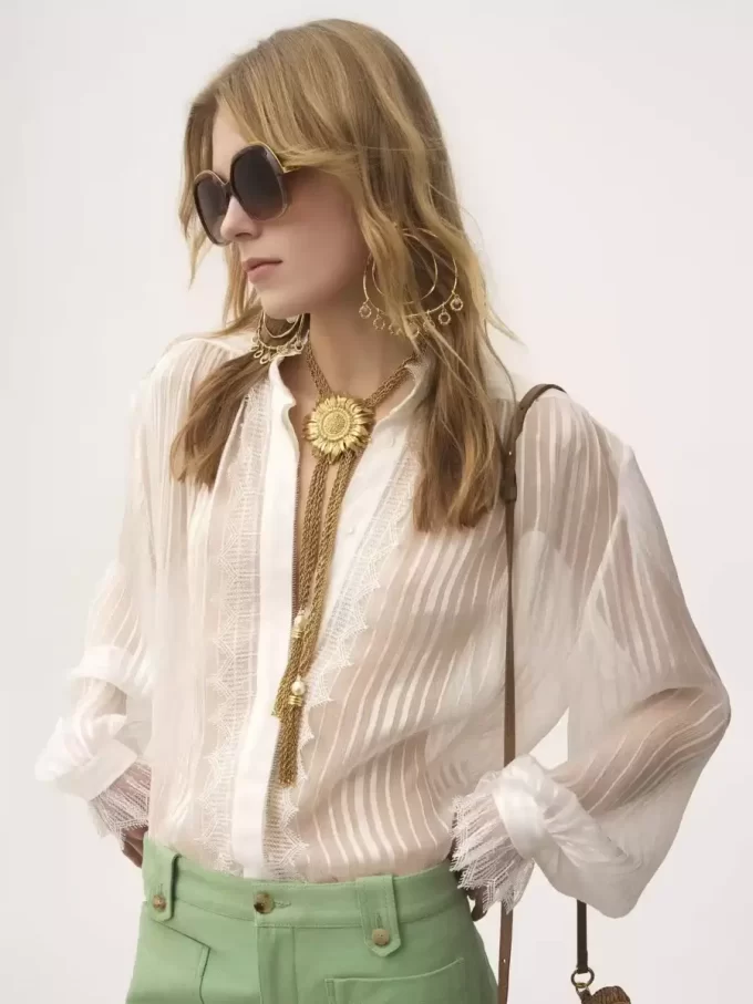 Blusa arricciata in mousseline di seta e pizzo Blusa arricciata in mousseline di seta e pizzo