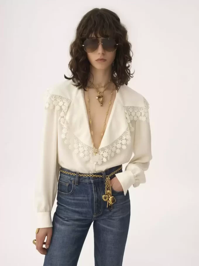 Blusa con collo alto in jacquard di seta e pizzo Blusa con collo alto in jacquard di seta e pizzo