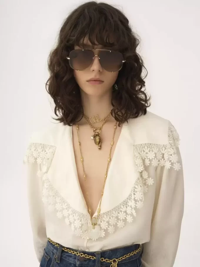 Blusa con collo alto in jacquard di seta e pizzo Blusa con collo alto in jacquard di seta e pizzo