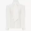 Blusa con foulard arricciato e nodo in crêpe de chine e pizzo Blusa con foulard arricciato e nodo in crêpe de chine e pizzo