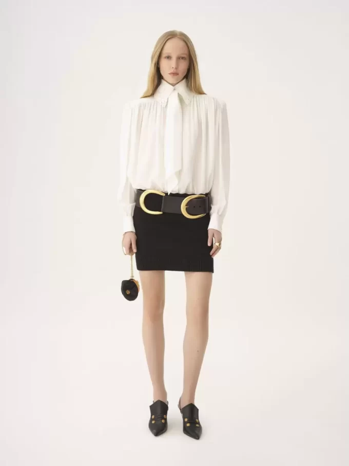 Blusa con foulard arricciato e nodo in crêpe de chine e pizzo Blusa con foulard arricciato e nodo in crêpe de chine e pizzo