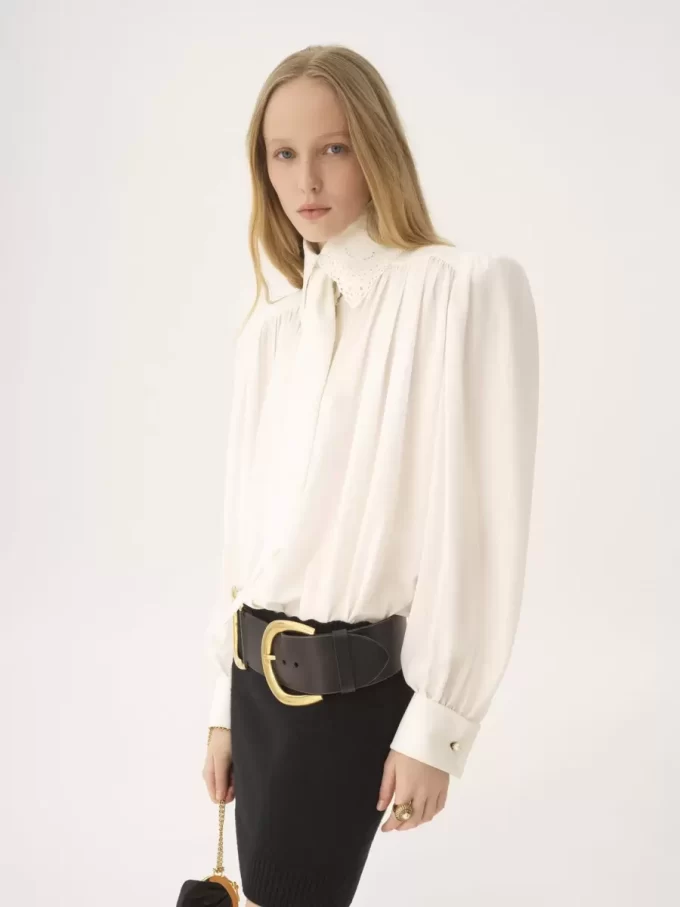 Blusa con foulard arricciato e nodo in crêpe de chine e pizzo Blusa con foulard arricciato e nodo in crêpe de chine e pizzo