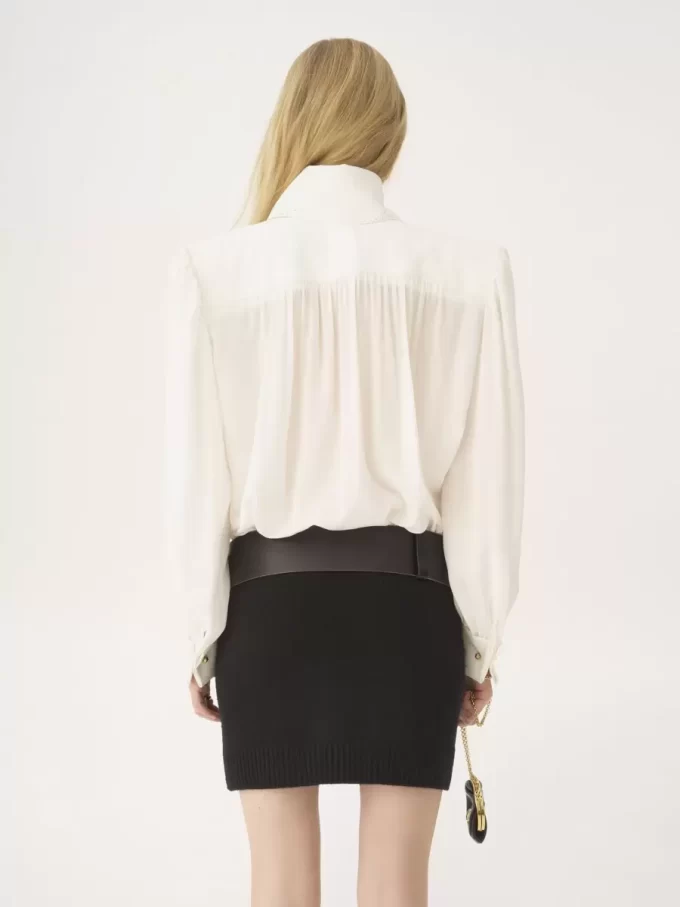 Blusa con foulard arricciato e nodo in crêpe de chine e pizzo Blusa con foulard arricciato e nodo in crêpe de chine e pizzo