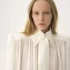 Blusa con foulard arricciato e nodo in crêpe de chine e pizzo Blusa con foulard arricciato e nodo in crêpe de chine e pizzo
