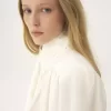 Blusa con foulard arricciato e nodo in crêpe de chine e pizzo Blusa con foulard arricciato e nodo in crêpe de chine e pizzo