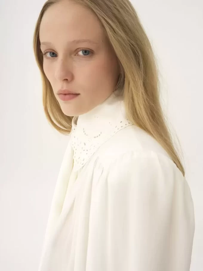 Blusa con foulard arricciato e nodo in crêpe de chine e pizzo Blusa con foulard arricciato e nodo in crêpe de chine e pizzo