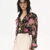 Blusa con scollo a V e volant in charmeuse di seta Blusa con scollo a V e volant in charmeuse di seta