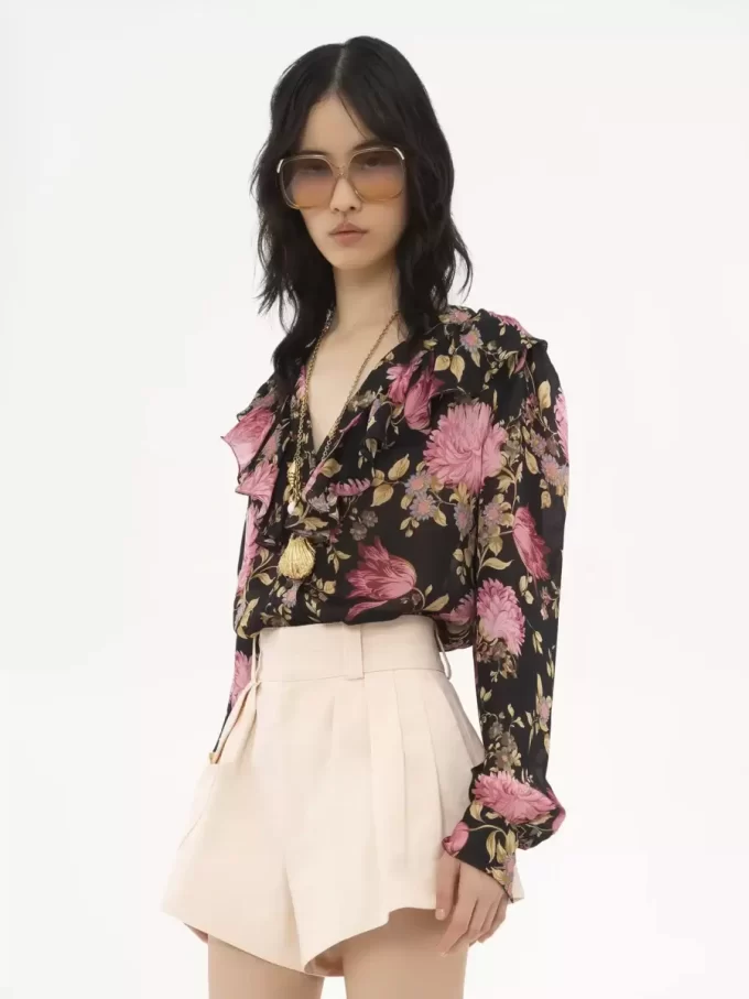 Blusa con scollo a V e volant in charmeuse di seta Blusa con scollo a V e volant in charmeuse di seta