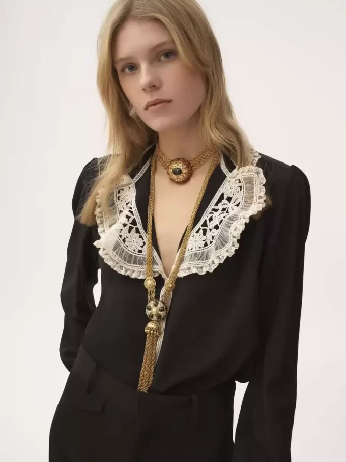 Blusa con volant in crêpe de chine e pizzo Blusa con volant in crêpe de chine e pizzo