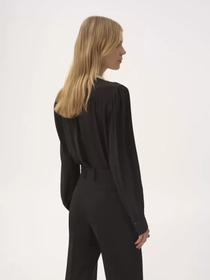 Blusa con volant in crêpe de chine e pizzo Blusa con volant in crêpe de chine e pizzo
