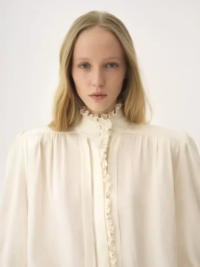 Blusa oversize con volant in jacquard di seta Blusa oversize con volant in jacquard di seta