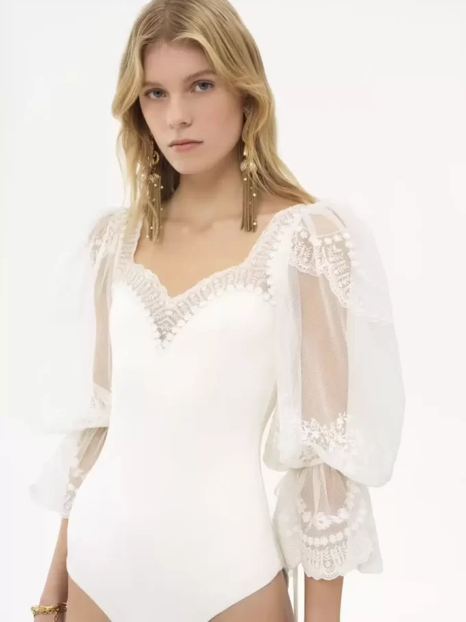 Body con maniche a sbuffo in jersey elasticizzato lucido e pizzo Body con maniche a sbuffo in jersey elasticizzato lucido e pizzo