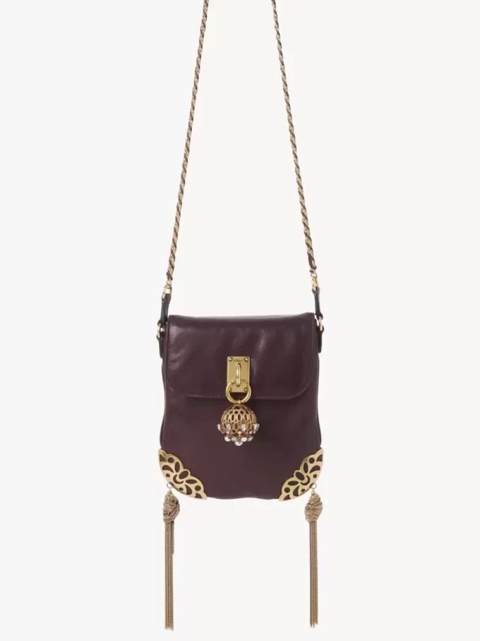 Borsa a patta con catena Château Treasures in pelle martellata Borsa a patta con catena Château Treasures in pelle martellata