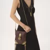 Borsa a patta con catena Château Treasures in pelle martellata Borsa a patta con catena Château Treasures in pelle martellata