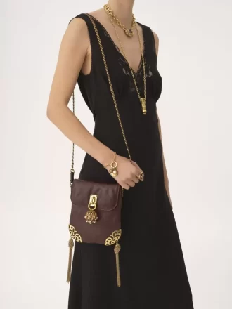 Borsa a patta con catena Château Treasures in pelle martellata Borsa a patta con catena Château Treasures in pelle martellata