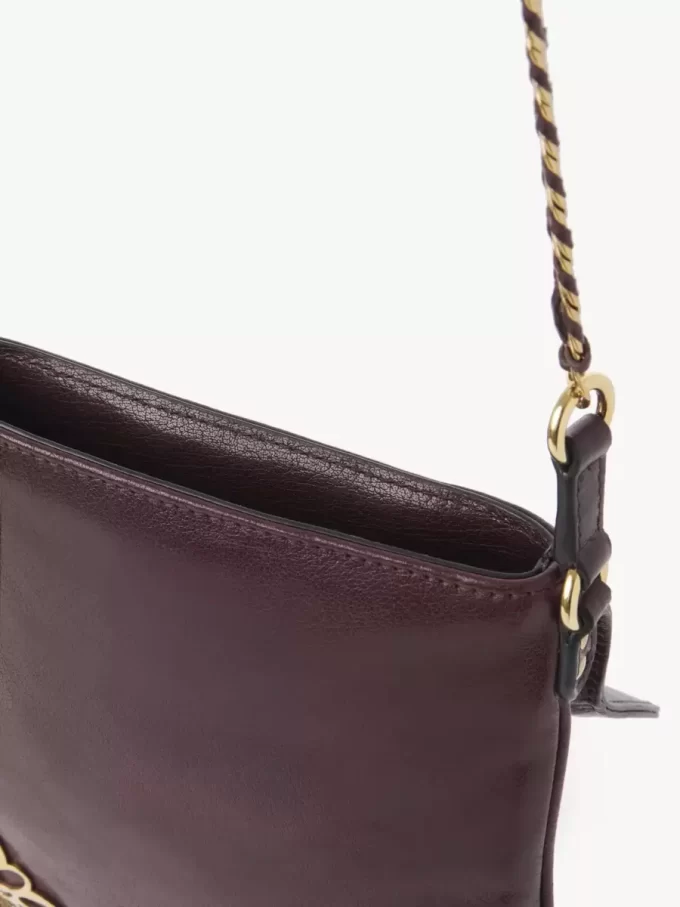 Borsa a patta con catena Château Treasures in pelle martellata Borsa a patta con catena Château Treasures in pelle martellata