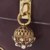 Borsa a patta con catena Château Treasures in pelle martellata Borsa a patta con catena Château Treasures in pelle martellata