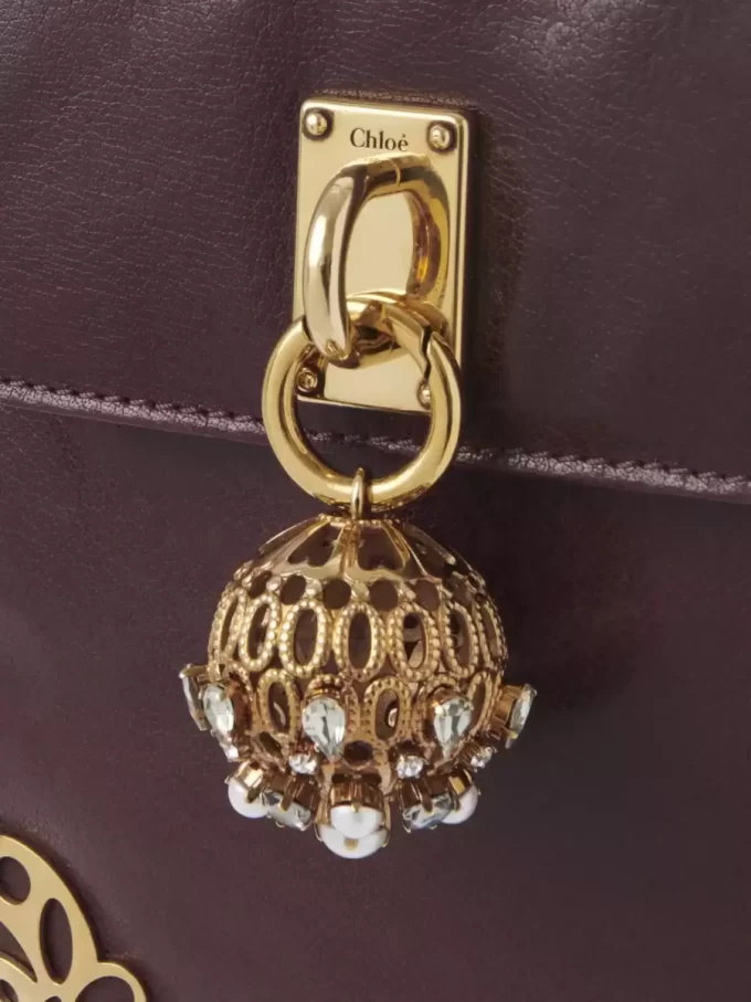 Borsa a patta con catena Château Treasures in pelle martellata Borsa a patta con catena Château Treasures in pelle martellata