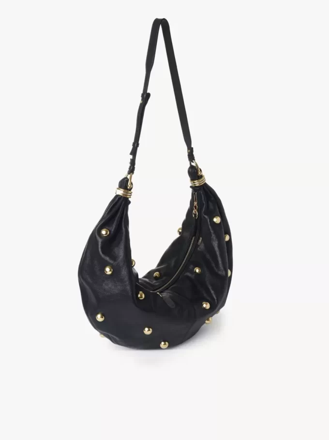Borsa hobo grande Bracelet in pelle martellata con borchie Borsa hobo grande Bracelet in pelle martellata con borchie