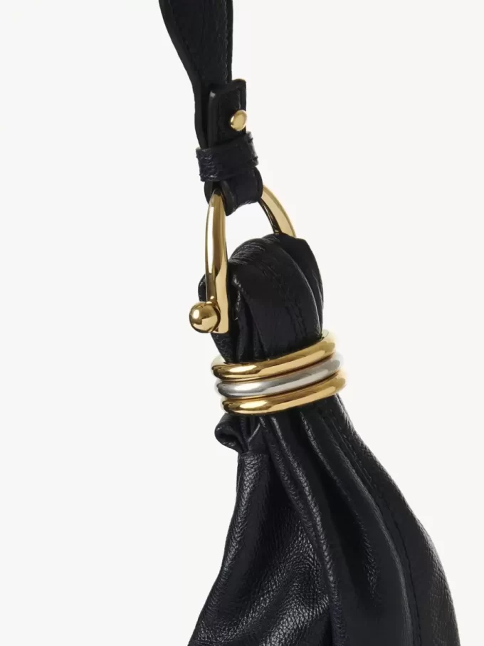 Borsa hobo grande Bracelet in pelle martellata con borchie Borsa hobo grande Bracelet in pelle martellata con borchie