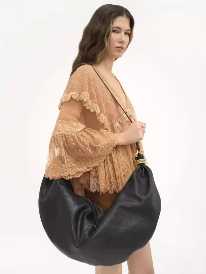 Borsa Hobo grande con bracciale in pelle martellata Borsa Hobo grande con bracciale in pelle martellata