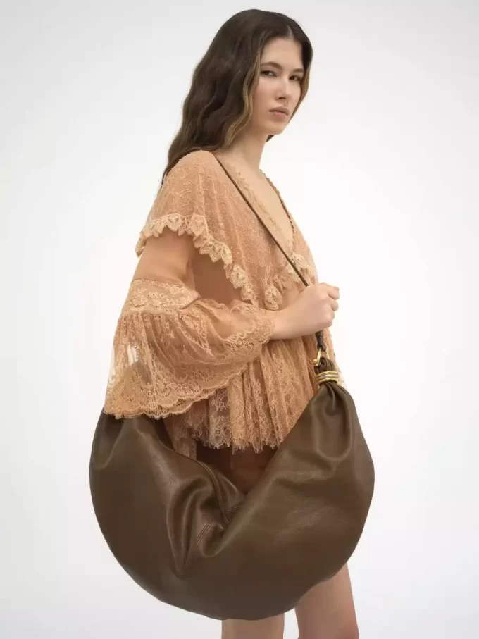 Borsa Hobo grande con bracciale in pelle martellata Borsa Hobo grande con bracciale in pelle martellata