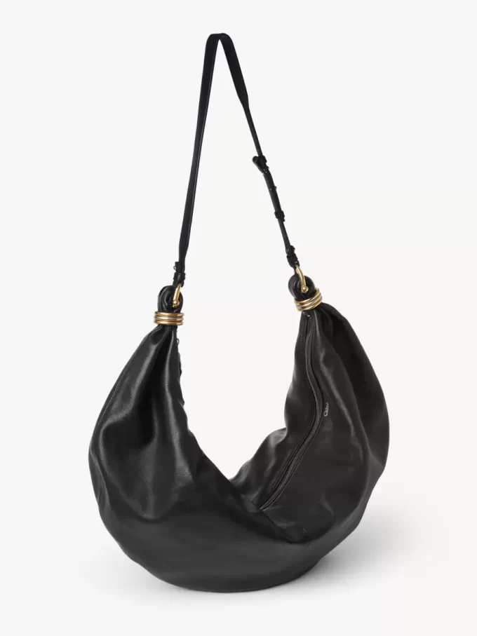 Borsa Hobo grande con bracciale in pelle martellata Borsa Hobo grande con bracciale in pelle martellata