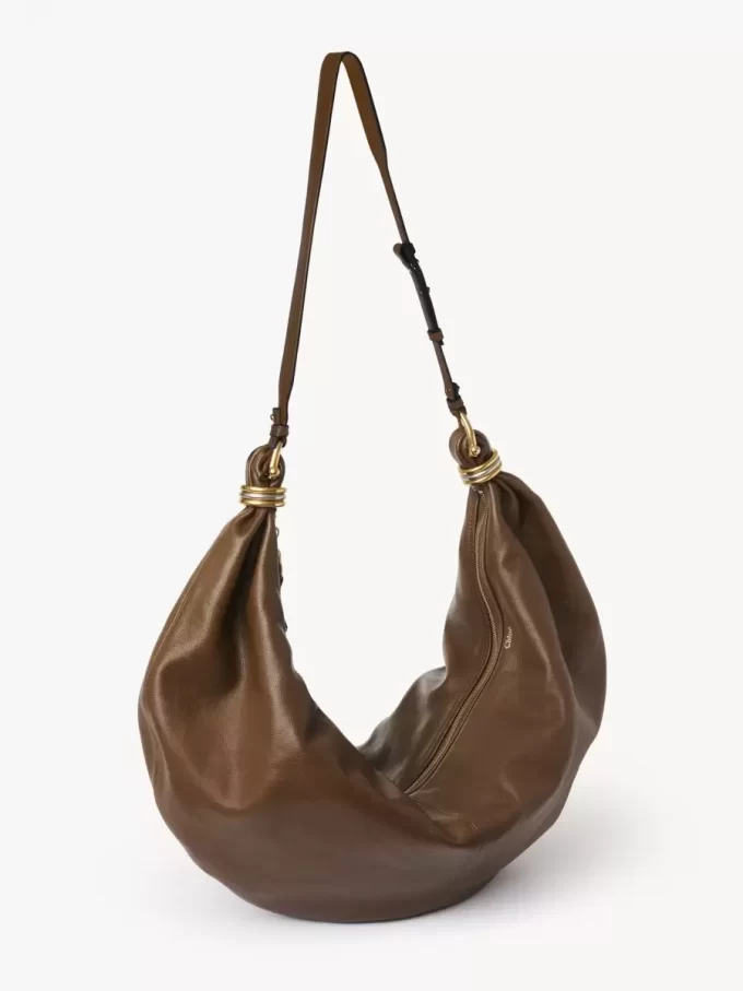Borsa Hobo grande con bracciale in pelle martellata Borsa Hobo grande con bracciale in pelle martellata