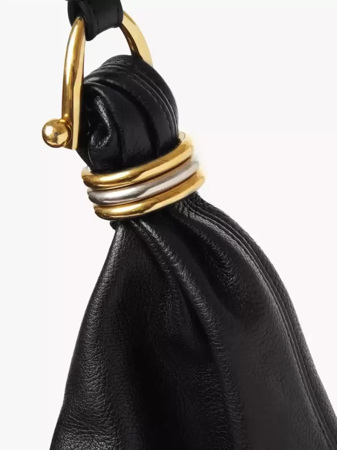 Borsa Hobo grande con bracciale in pelle martellata Borsa Hobo grande con bracciale in pelle martellata