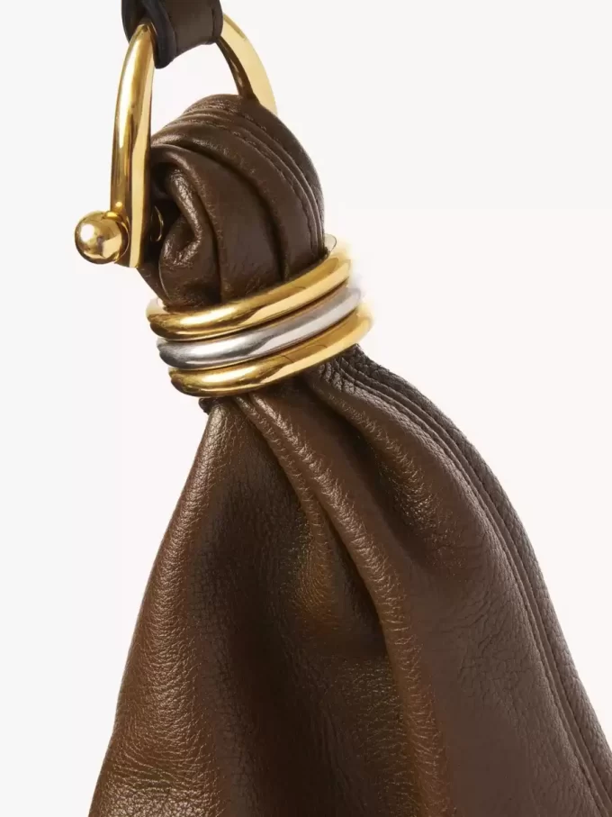 Borsa Hobo grande con bracciale in pelle martellata Borsa Hobo grande con bracciale in pelle martellata