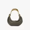Borsa hobo piccola con bracciale in pelle martellata Borsa hobo piccola con bracciale in pelle martellata