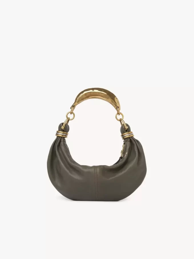 Borsa hobo piccola con bracciale in pelle martellata Borsa hobo piccola con bracciale in pelle martellata