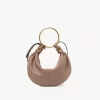 Borsa Hobo piccola con bracciale in pelle martellata Borsa Hobo piccola con bracciale in pelle martellata