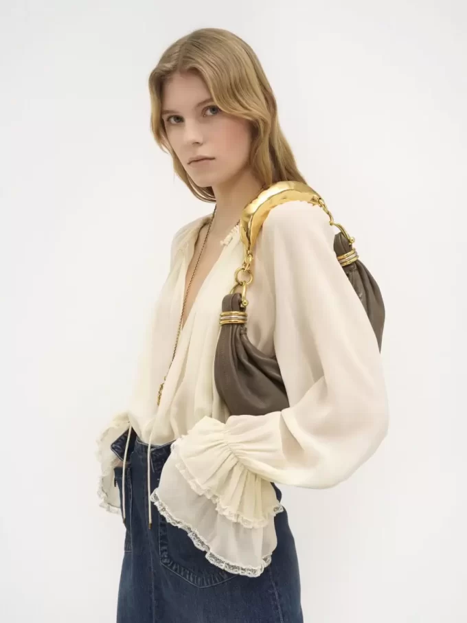 Borsa hobo piccola con bracciale in pelle martellata Borsa hobo piccola con bracciale in pelle martellata
