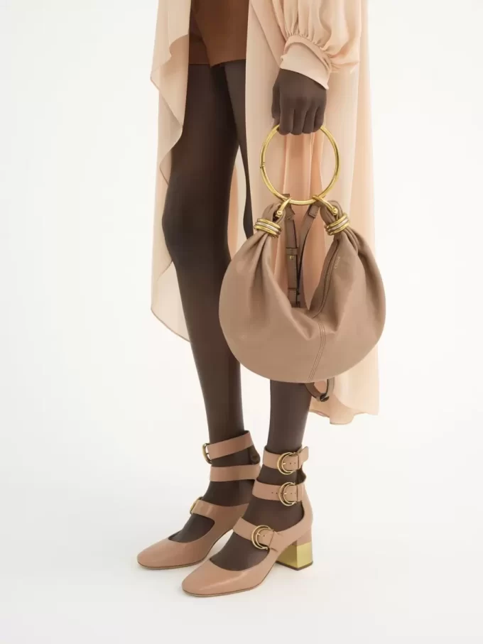 Borsa Hobo piccola con bracciale in pelle martellata Borsa Hobo piccola con bracciale in pelle martellata