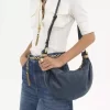 Borsa Hobo piccola con bracciale in pelle martellata Borsa Hobo piccola con bracciale in pelle martellata