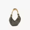 Borsa hobo piccola con bracciale in pelle martellata Borsa hobo piccola con bracciale in pelle martellata