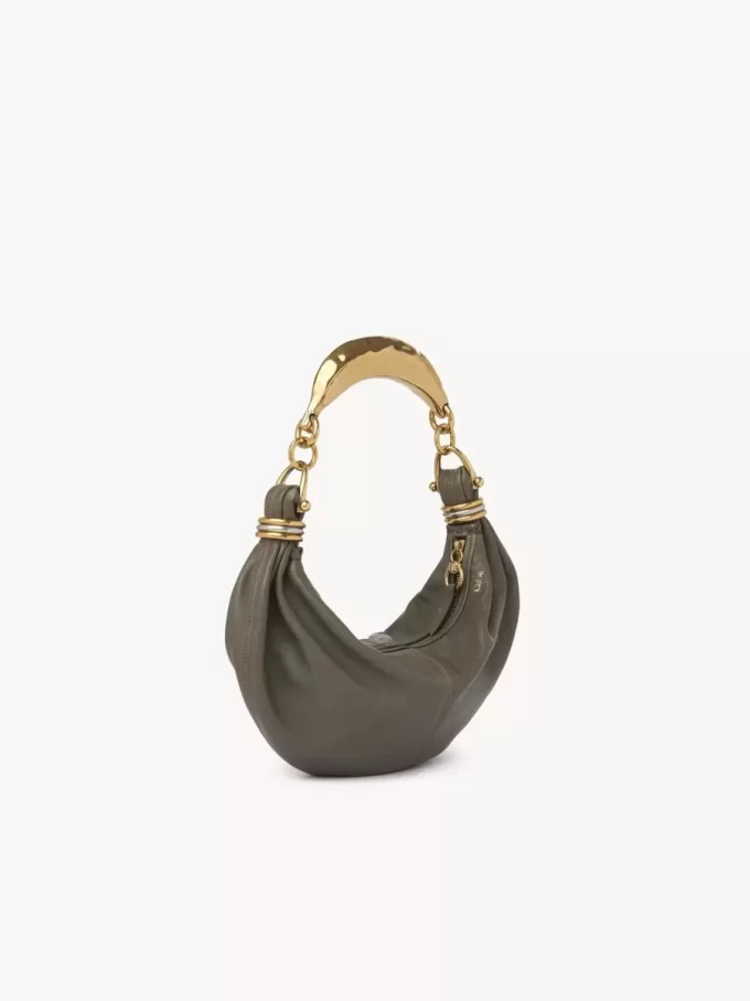 Borsa hobo piccola con bracciale in pelle martellata Borsa hobo piccola con bracciale in pelle martellata