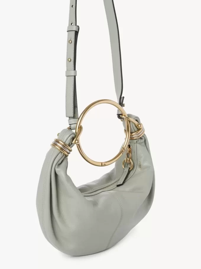 Borsa Hobo piccola con bracciale in pelle martellata Borsa Hobo piccola con bracciale in pelle martellata