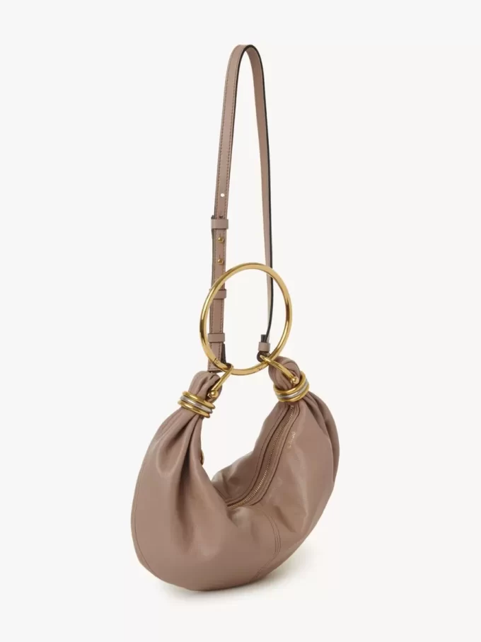 Borsa Hobo piccola con bracciale in pelle martellata Borsa Hobo piccola con bracciale in pelle martellata