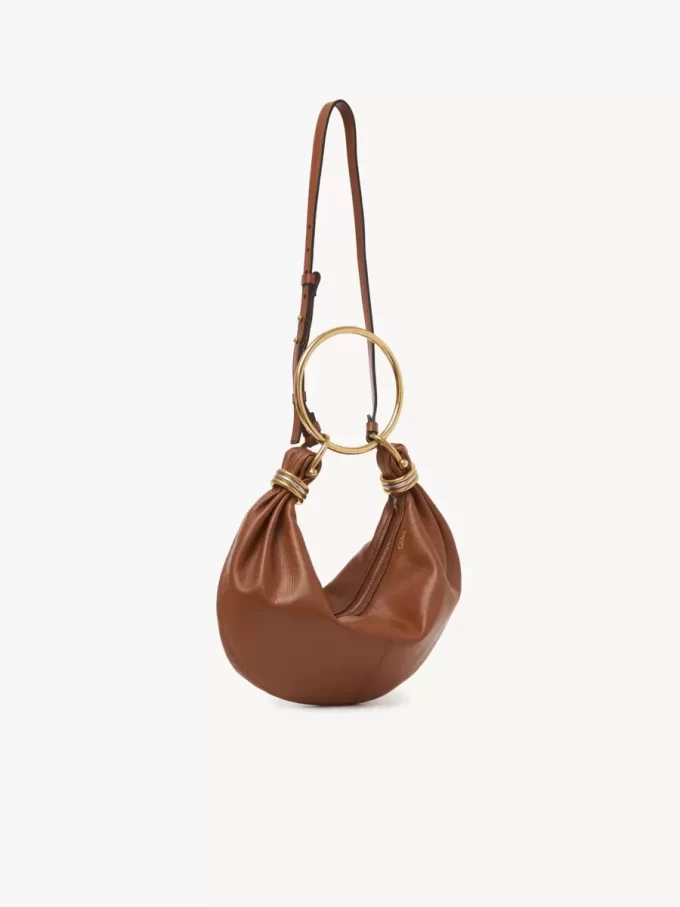 Borsa Hobo piccola con bracciale in pelle martellata Borsa Hobo piccola con bracciale in pelle martellata