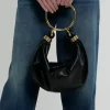 Borsa Hobo piccola con bracciale in pelle martellata Borsa Hobo piccola con bracciale in pelle martellata