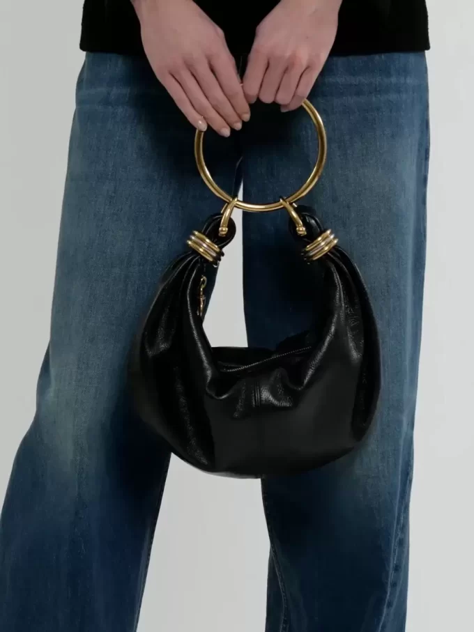 Borsa Hobo piccola con bracciale in pelle martellata Borsa Hobo piccola con bracciale in pelle martellata