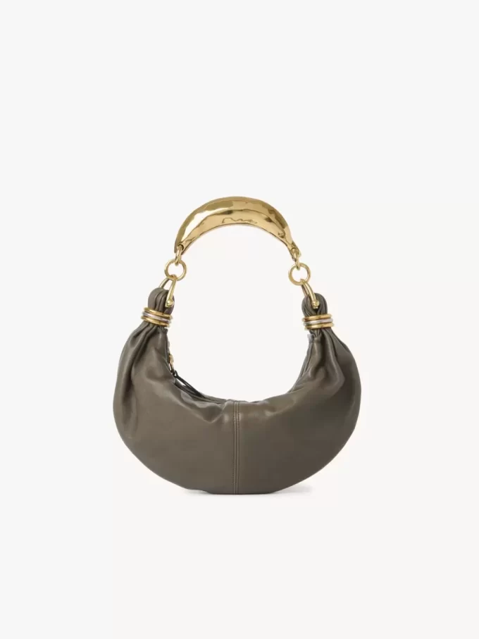 Borsa hobo piccola con bracciale in pelle martellata Borsa hobo piccola con bracciale in pelle martellata