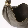 Borsa hobo piccola con bracciale in pelle martellata Borsa hobo piccola con bracciale in pelle martellata