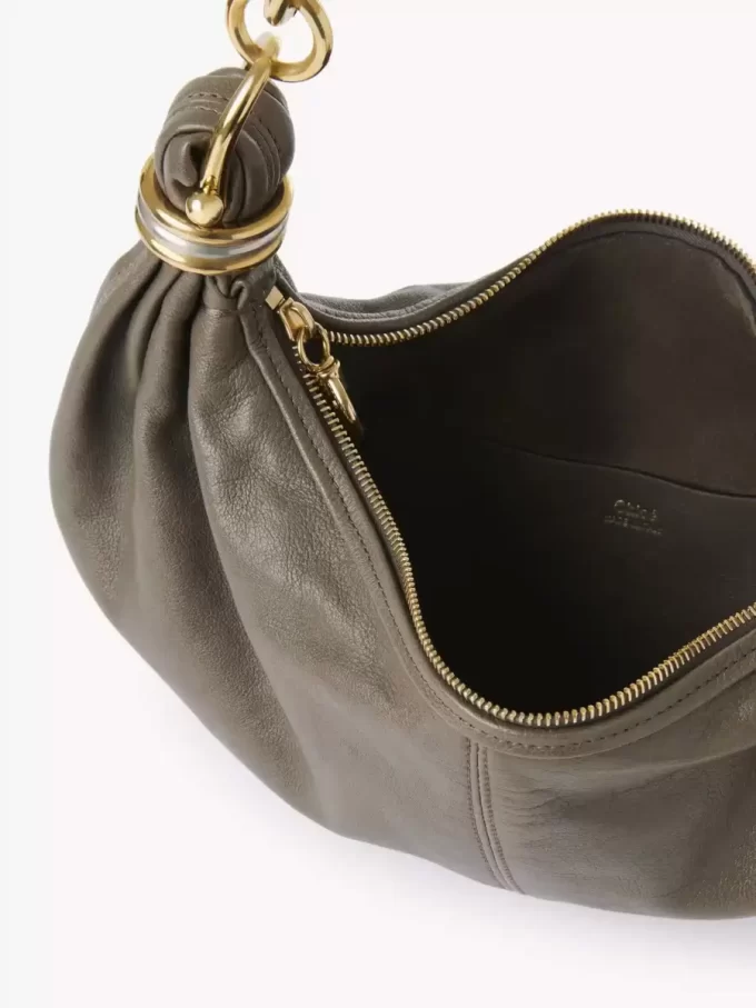Borsa hobo piccola con bracciale in pelle martellata Borsa hobo piccola con bracciale in pelle martellata